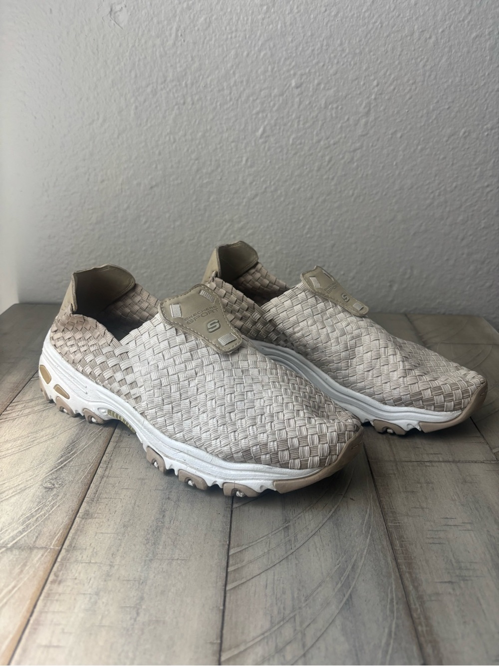 Skechers’s Light Beige Woven Slip-On Sneakers Womens Size 9